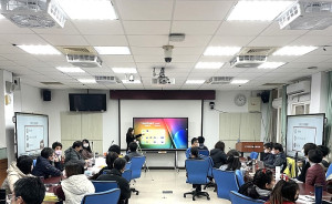 介壽國中小與ViewSonic合辦線上教學縣級研習課程,校長吳健忠於研習前致贈ViewSonic感謝狀,感謝其為厚植教師新常態數位教育做準備。(圖:介壽國中小)