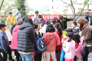 　仁愛國小舉辦感恩惜福跳蚤市場義賣活動，全校師生們發揮愛心，踴躍捐出家中多餘物資及開放義賣。（圖／文：吳嘉榮）