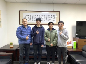 　馬祖高中三孝班學生陳秉宏（左2）、劉宸瑄（右2）通過台大希望入學錄取心理系、外文系。（圖：馬祖高中）
