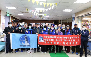 　桃園市馬祖同鄉會理事長邱靖舜一行返鄉關懷老人，23日上午拜訪大同之家及贈送冬季物資。（圖／文：曹重偉）