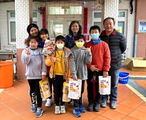 耶誕節前夕,東莒國小與附幼兒園、東莒家園孩子們滿載而歸。(圖/文:蔡夢玲)