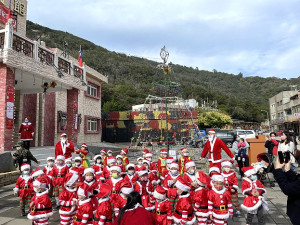 　塘岐國小與中山國中、家扶中心舉辦聖誕義賣會，塘岐街頭洋溢歡樂氣氛。（圖／文：陳鵬雄）