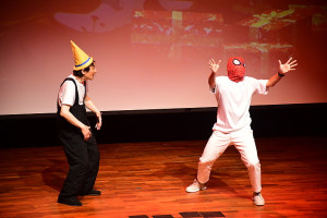 清水教會聖誕夜邀亞東劇團抵馬演出《小木偶的平安夜》,大小朋友透過歌曲、舞蹈,感受歡樂聖誕氣氛,也上了一堂音樂與心靈課程。(圖/文:曹重偉)