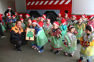 　介壽附幼佳音小天使前往連江縣消防局介壽分隊送上溫暖的祝福，誠摯祝福聖誕節及新的一年平安喜樂。（圖／文：吳嘉榮）