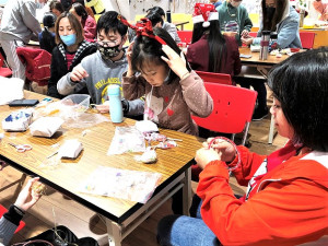 東引國中小舉辦聖誕感恩活動,同學們展現英語、美勞等領域學習成果。(圖:東引國中小)