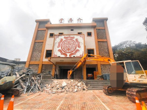 山隴介壽堂土地所有權返還民眾後近期展開拆除,陪伴無數軍民的介壽堂正式走入歷史。(圖:周治孝)