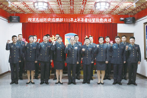 晉任人員與指揮官一同合影,紀念光榮時刻。(圖/文:莊媛婷)