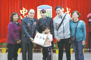 馬防部 呂士官長(左3)晉任感言 /感謝長官及同袍在工作上對我的關心及肯定,肯定我能勝任士官長一職,讓我能繼續在馬防部服務,這將會是我軍旅生涯一個新的起點,往後的任務我都會坦然面對,無畏無懼的接受每一項新挑戰,不斷的提升自己,絕不辜負各級長官對我的期許。(圖/文:莊媛婷)