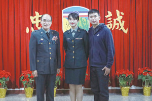 馬防部 潘少校(中)/肩上配掛的軍階,對我而言是一種肯定,是一種喜悅,同時代表著責任的賦予。唐代文學家韓愈曾說到:「業精於勤,荒於嬉;行成於思,慌於隨」,未來我們將面臨更多挑戰,期許自己能保持初衷,秉持天道酬勤的精神,持續精進本職學能,在工作崗位上貢獻所長,全力以赴。