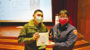 黃警員課中讓各位官兵搶答,答對者獲得小獎品一枚。(圖/文:鄭真)