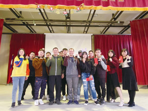莒光在各位官兵的熱情表演下,讓這天有一個不同的佳節歡樂,聯歡會結束後,大家也不忘一起合影,留下這難忘的回憶。(圖/文:陳冠雯)