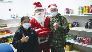 「耶誕老人」走訪各個據點,使單位官兵在軍中也能感受不同的佳節氣氛。(圖/文:黃柏健)