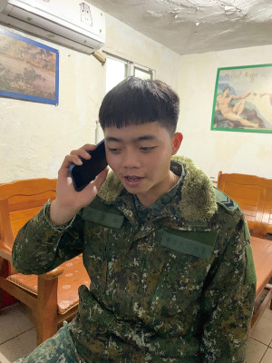 下士黃韋群:訊號改善後我得以運用個人時光與親友聯繫。(圖/文:張閔翔)