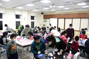 　星空X夜空推廣課程圓滿落幕，24日由李若梅老師指導環氧樹脂繪畫，多變的手法與迷幻的色彩，讓大小學員們度過不一樣的聖誕夜。（圖／文：曹重偉）