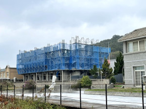 海大馬祖校區學生宿舍興建工程正全力趕工中,目前正在進行主體第3層升模作業。(圖/文:陳鵬雄)