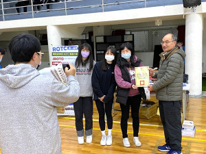 馬中110學年度大專校院升學博覽會參展學校或單位29所,校長陳天賜致贈參展學校及單位感謝狀。(圖:馬中輔導室)