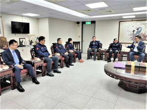 　連江縣議會第2次國內經建考察行程27日由副議長周瑞國率領議員一行拜會台北市議會，對北市支援及服務馬祖醫療的支持表示謝忱。（圖：連江縣議會）