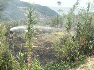 東莒大坪村28日上午田園濃煙竄起,鄉親即時通報火勢隨即撲滅。(圖/文:蔡夢玲)