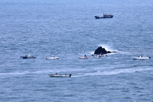 冷氣團減弱,海上風浪轉小,東引地區動力小船集結北固礁漁場釣鱸魚。(圖/文:陳其敏)