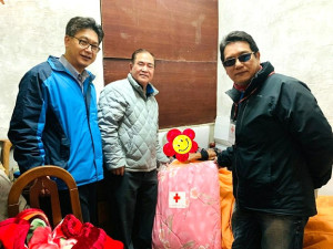 　近日氣溫驟降，紅十字會馬祖支會於各鄉同步舉辦110年寒冬送暖活動，贈送弱勢長者禦寒衣物。（圖：連江縣紅十字會）