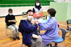 　南竿鄉第3劑新冠疫苗開打，再次啟用社區接種站，縣長劉增應到場接種第3劑及了解作業情形，肯定衛福局及縣醫提供貼心服務。（圖／文：曹重偉）