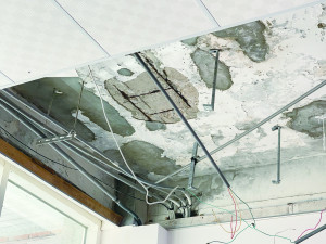 　塘岐地區早年戰地軍管時期興建諸多公私建築，經使用半世紀後多半已面臨鋼筋鏽蝕影響結構安全問題。（圖／文：陳鵬雄）