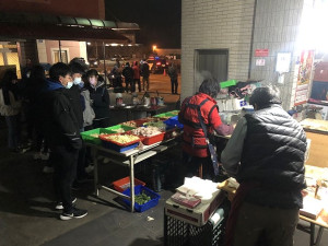 跨年晚會一直是地區年度活動的壓軸大戲,連帶周邊的商家及攤販大發利市,但狂歡後留下許多垃圾;有賴清潔人員、志工協力恢復。(圖/文:曹重偉)