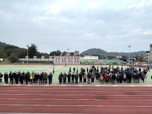 　北竿數百軍民111年元旦清晨6時30分在塘岐運動場舉辦升旗路跑活動。（圖／文：陳鵬雄）