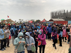 　縣府元旦升旗健行，1月1日介壽澳口公園舉行，上千軍民共襄盛舉。（圖／文：馮紹夫）