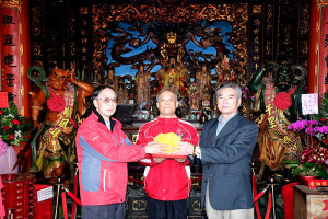 　馬祖境天后宮廟宇管理委員會新主委上任，在新任委員見證及祝福下，由曾林官從原主委劉寶明手中接過印信，也象徵榮譽與責任轉移。（圖／文：曹重偉）