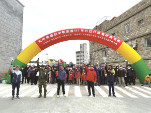 北高守備大隊響應北竿地區元旦升旗活動,展現國軍官兵的愛國心,並能凝聚團隊向心、提升單位士氣。(圖/文:莊媛婷)