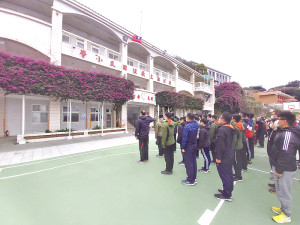 莒光官兵弟兄們與鄉親一同參與升旗典禮暨健行,展現「熱情莒光」的活力。(圖/文:莊媛婷)