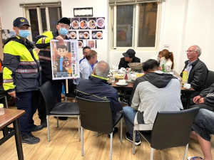 時值尾牙聚會期間,南竿警察所前往各餐廳加強酒駕宣導。(圖:南竿警察所)