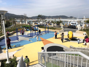 城鎮之心工程完工驗收,福澳星巴克周邊親子遊憩園區今年第一天就有高人氣,呈現馬祖慢活一面,晚間燈光照明也讓步道優化展現成果。(圖/文:曹重偉)