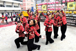 　馬祖北極玄天宮宗教發展協會2日吉時舉辦真武鎮宮石奠基大典，副縣長王忠銘、副議長周瑞國等前往致意，現場安排節慶舞蹈表達慶賀。（圖／文：曹重偉）