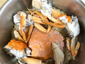 　早年馬祖冬天常見野生紅蟳老酒飯，是傳統冬令進補的漁夫料理。（圖：本報資料室）