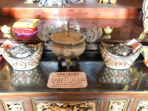 土地公香油錢太好偷?馬祖境天后宮香油錢去年中再傳遭竊,而且被偷的地方還是福德正神前方「小錢換大錢」兩座元寶上的零錢。(圖/文:曹重偉)
