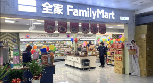 全家便利商店馬祖機場店新址5日下午1時30分剪綵開幕,全家便利商店北二區本部長蕭大誠(左3)、府會首長出席。(圖/文:馮紹夫)