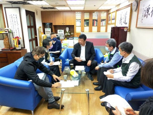 陳雪生邀請經濟部國營會、台電公司副總經理王耀庭及人事部門到國會辦公室研商台灣電力公司馬祖區處人力補強案。(圖:立委陳雪生服務處)