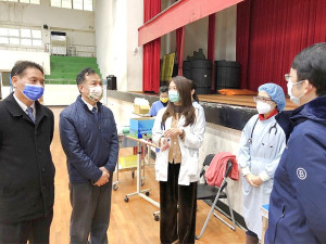 　南竿鄉社區接種站5日再開放，為203位軍民提供貼心服務；縣長劉增應、副縣長王忠銘到場了解施打情形，慰勉醫護人員辛勞。（圖：連江縣疫情指揮中心）