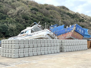 　白沙內港船渠新增一字型簡易浮排碼頭，浮桶材料已運至工地等待海上組裝作業。（圖／文：陳鵬雄）