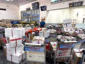 南竿機場第二航廈完工後,原航廈空間進行調整,全家超商改為航警所,航警所改裝為貨物儲存區,候機大廳空間流動變得寬敞。(圖:馬祖日報)