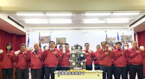 連江縣消防局拍攝影片並邀縣長劉增應推廣免費住警器安裝,呼籲鄉親踴躍申請。(圖:連江縣消防局)