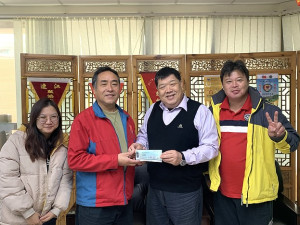 　台電致贈南竿鄉公所110年度發電年度協助金一百萬元整，鄉長陳振國代表領收，款項將作為南竿鄉全民保險費用。（圖／文：馮紹夫）