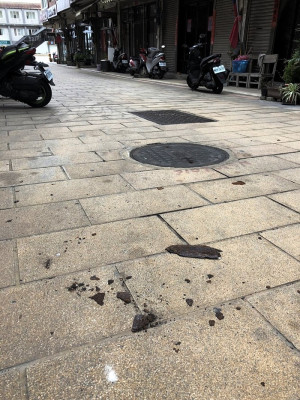 馬港商店街潛藏危機,住戶早年裝設的制式遮陽棚多已損壞不堪使用,一些家戶鐵條外露或腐蝕剝落直接掉在地上,相當危險。(圖/文:曹重偉)