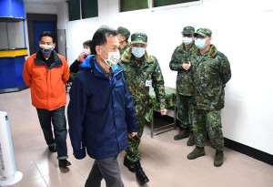 　國內疫情升溫，縣內防疫不敢怠慢；疫情指揮中心由縣長劉增應會同副縣長王忠銘、參謀長盧士承前往北海南營區隔離收治場所整備情形。（圖／文：曹重偉）