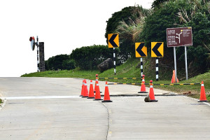 東引多處道路開挖埋設管線,鄉公所籲請駕駛人行經施工或養護路段要注意安全。(圖/文:陳其敏)