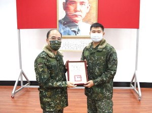 指揮官廖中將頒贈績優訓員榮譽狀，表揚訓員鑑測及團體生活中優異表現。（圖／文：莊媛婷）