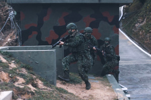 官兵接獲命令後,立即進入戰術位置實施演練。(圖/文:莊媛婷)