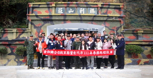 指揮官廖中將與彰化縣敬軍團於勝利山莊一同合影誌念。(圖/文:莊媛婷)